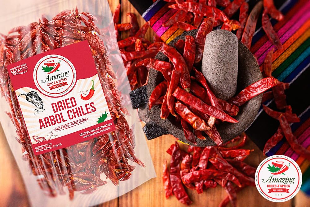 Amazing Chiles & Spices chiles de árbol tostándose en sartén para intensificar sabor y aroma