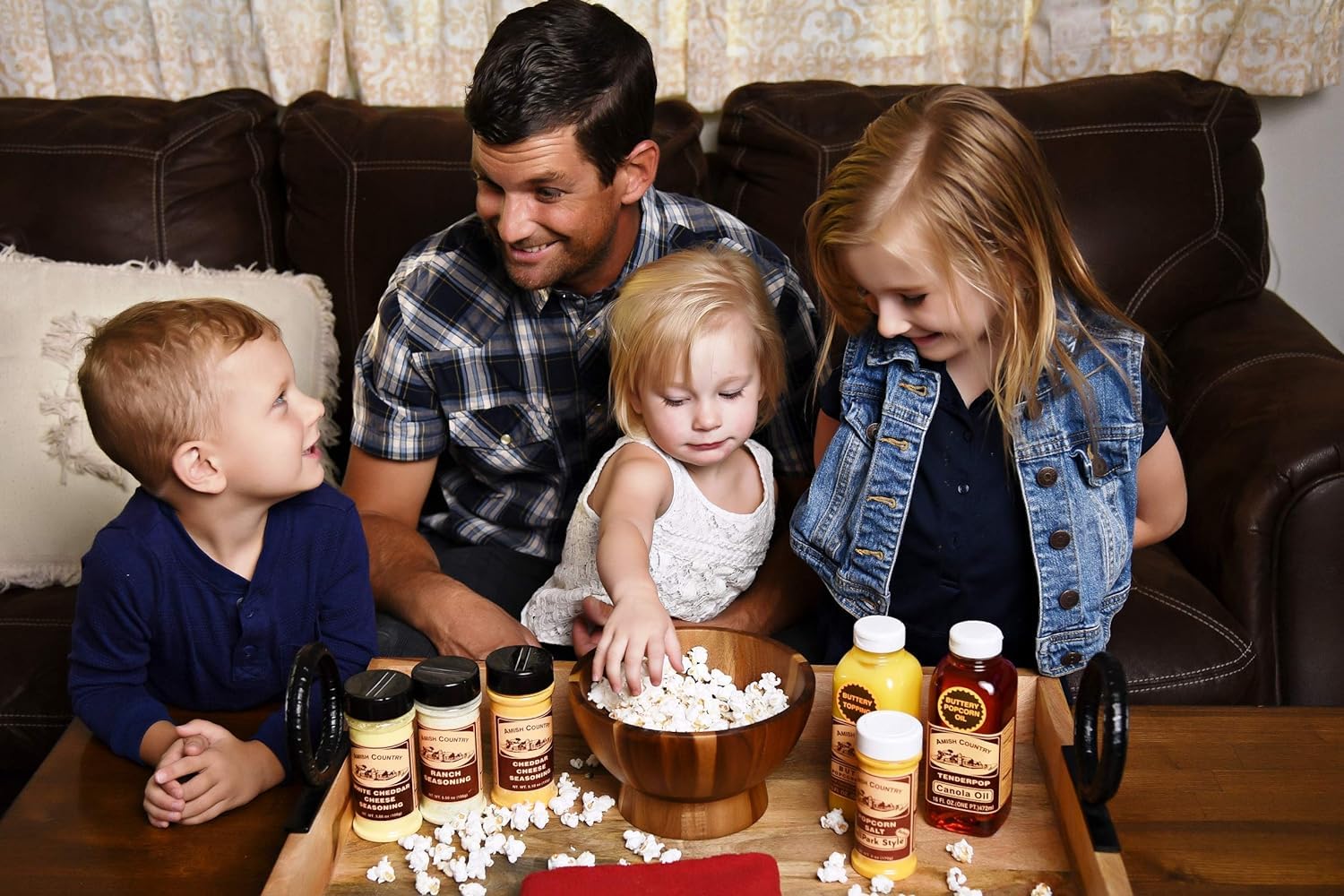 Amish Country Popcorn jarra en mesa de fiesta lista para servir palomitas