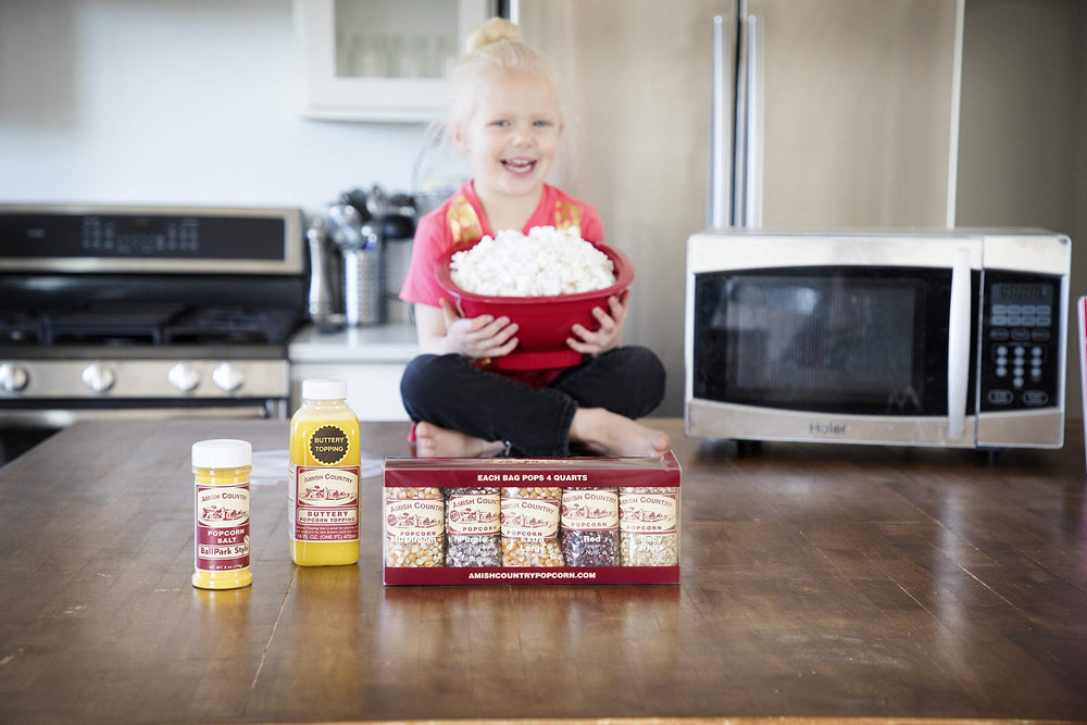 Amish Country Popcorn mano sosteniendo bolsa para ver escala y porción