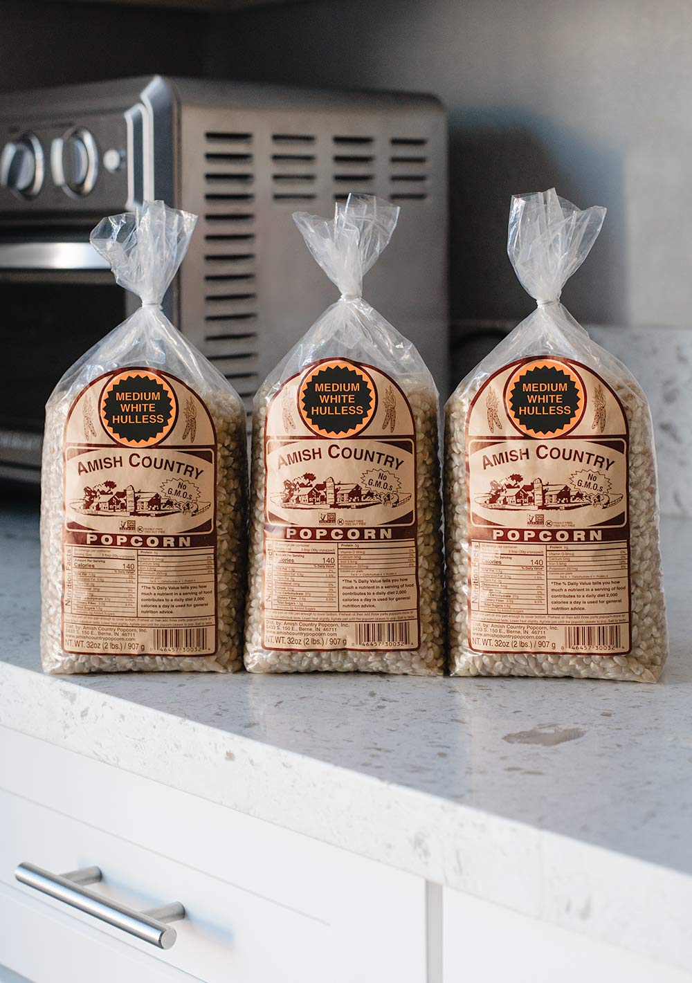 Amish Country Popcorn comparación de tamaño de granos junto a regla para referencia