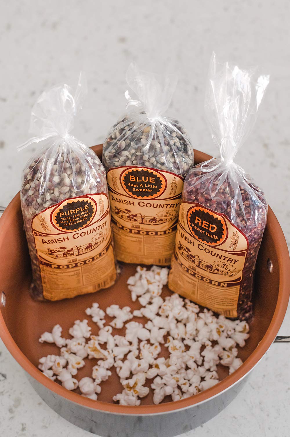 Amish Country Popcorn primer plano de granos morados, visual distintivo y apetitoso