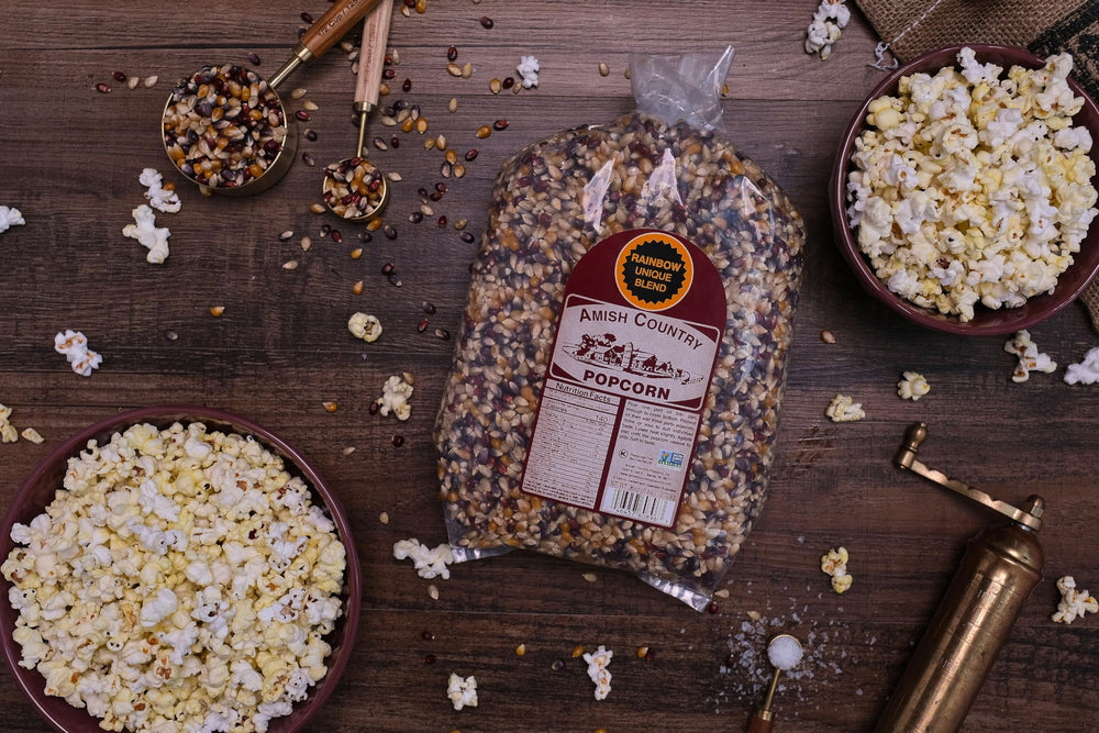 Amish Country Popcorn mano sosteniendo granos, demuestra tamaño y textura