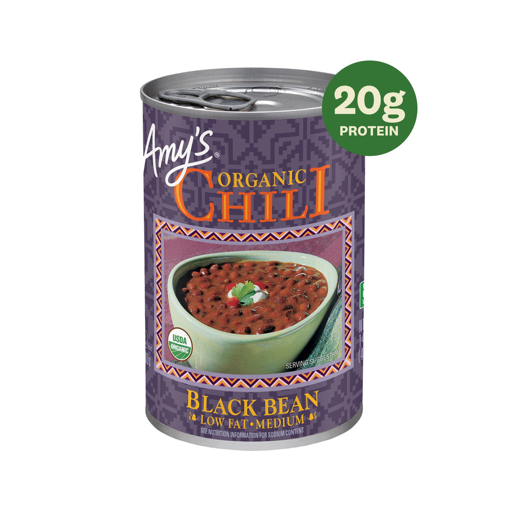 Amy's vista cercana de la textura del chili mostrando frijoles y trozos
