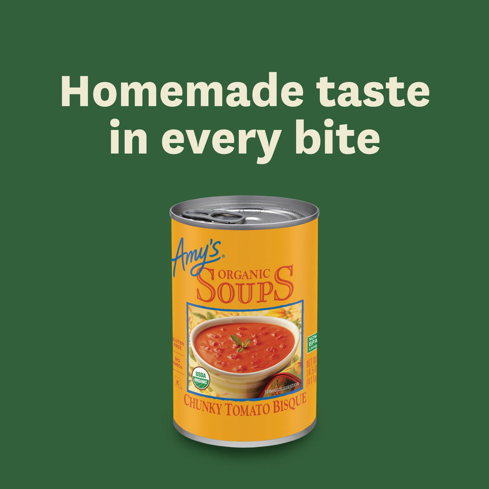 Amy's porción acompañada de tomates y hierbas frescas