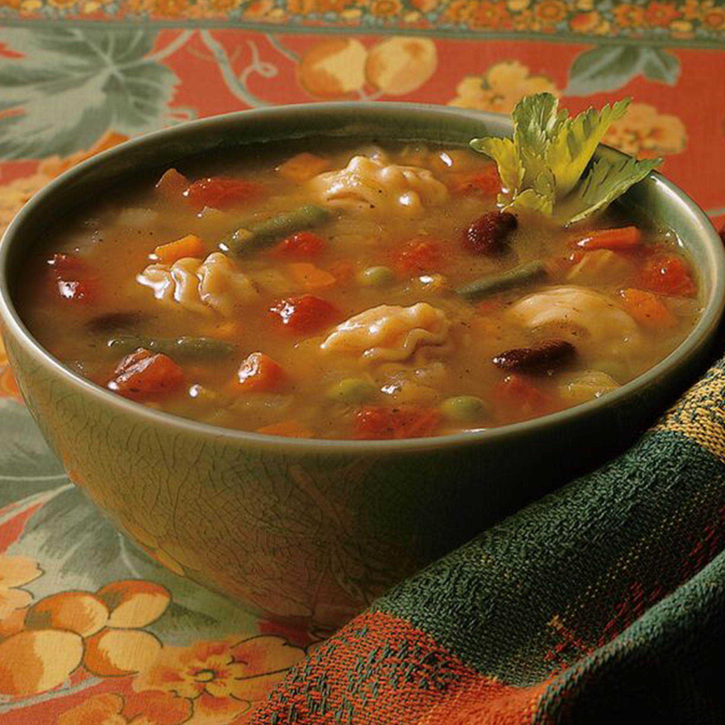 Taza servida de Amy's Minestrone listo para comer, comida rápida nutritiva