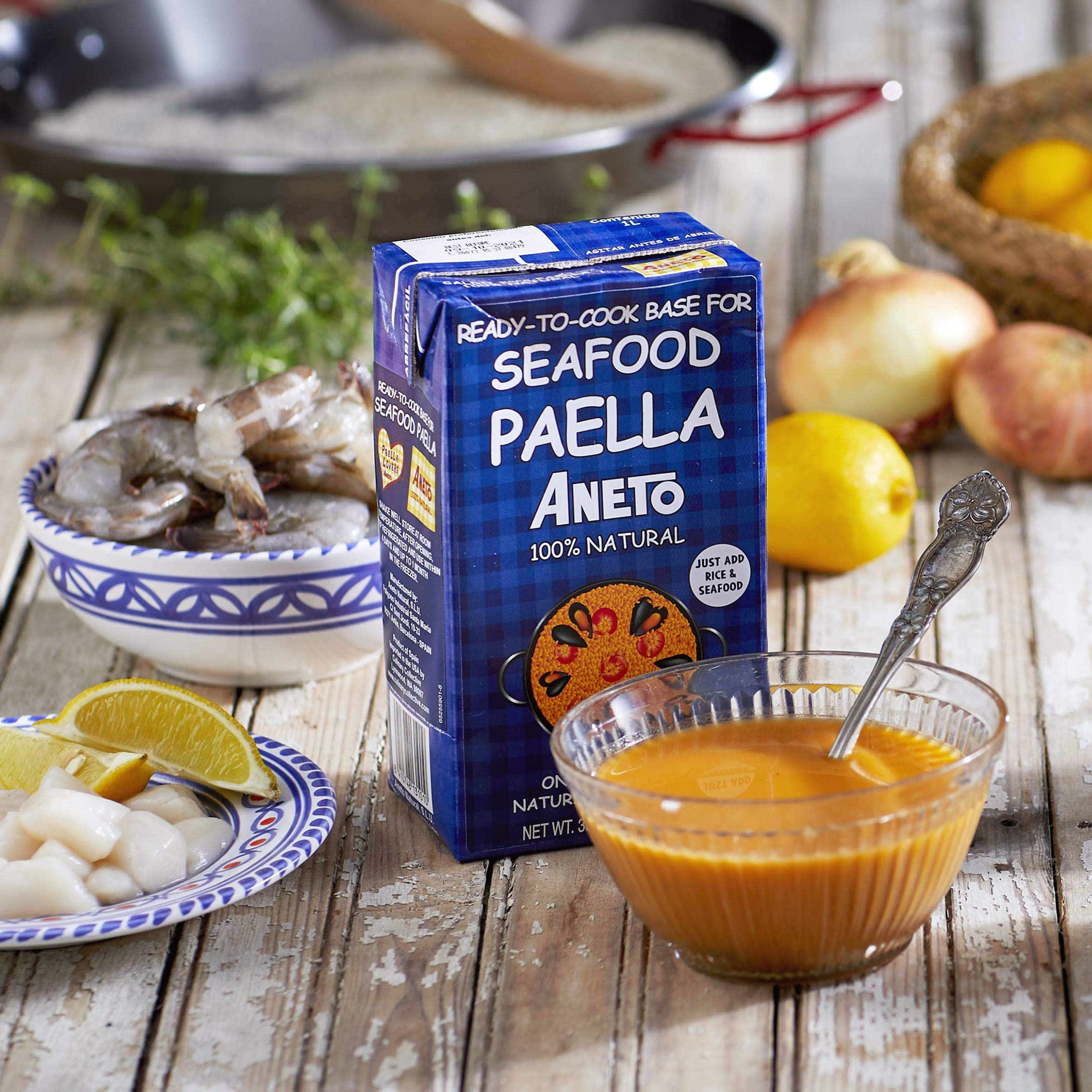 Aneto paella de mariscos lista usando el caldo con resultado apetitoso