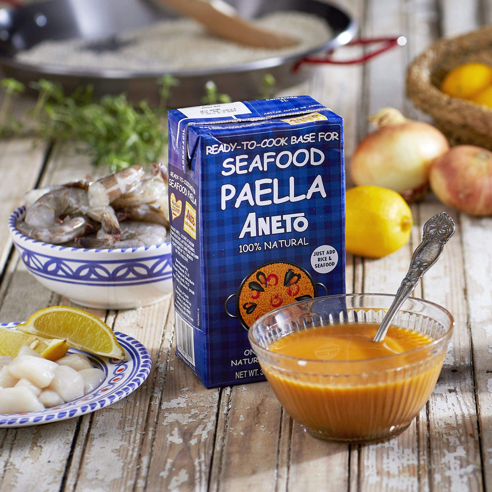 Aneto paella de mariscos lista usando el caldo con resultado apetitoso