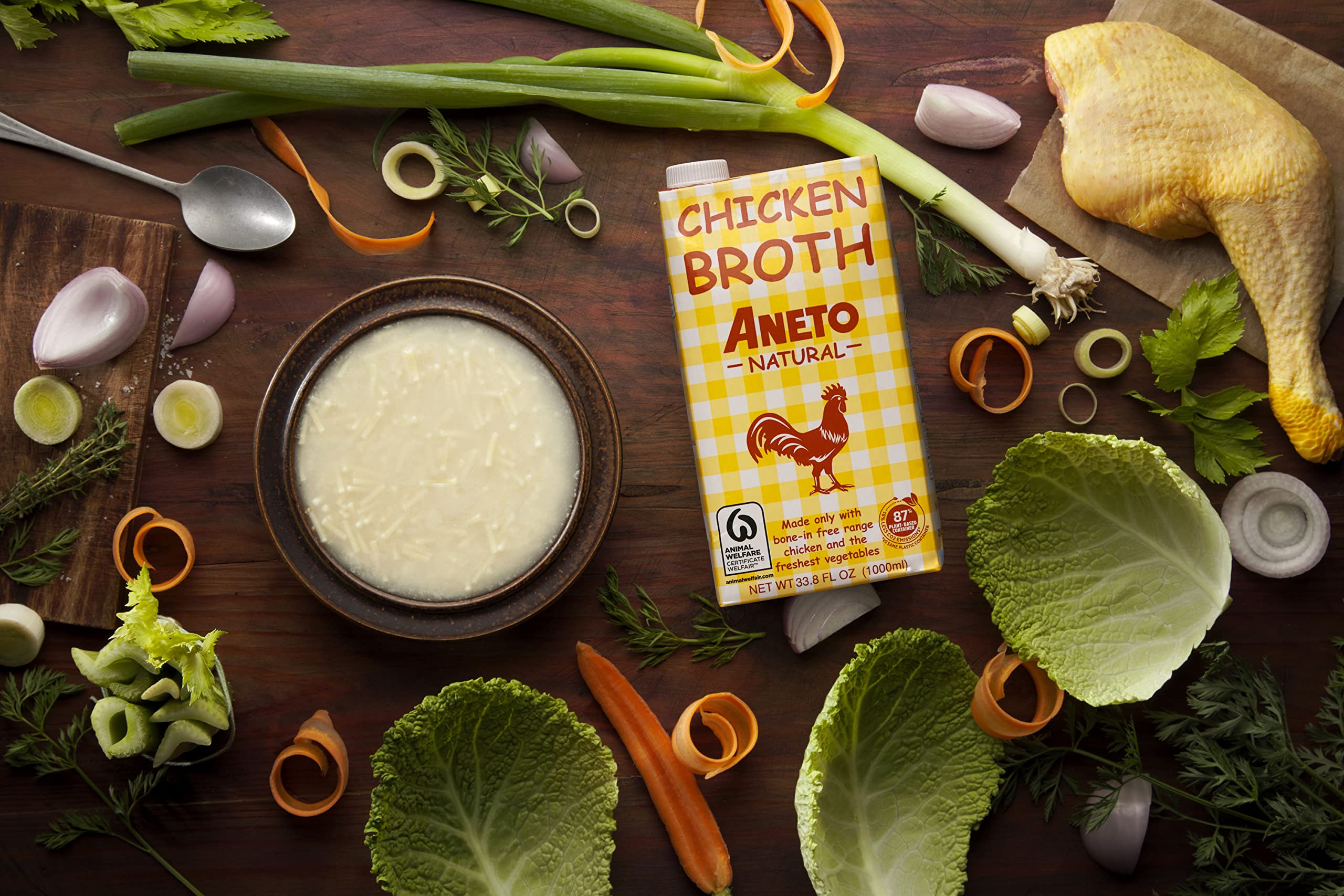 Aneto caldo de pollo en cocina ambientada estilo hogar para inspiración de recetas