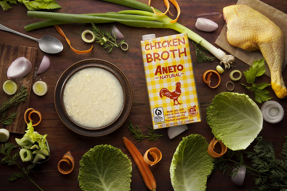 Aneto caldo de pollo en cocina ambientada estilo hogar para inspiración de recetas