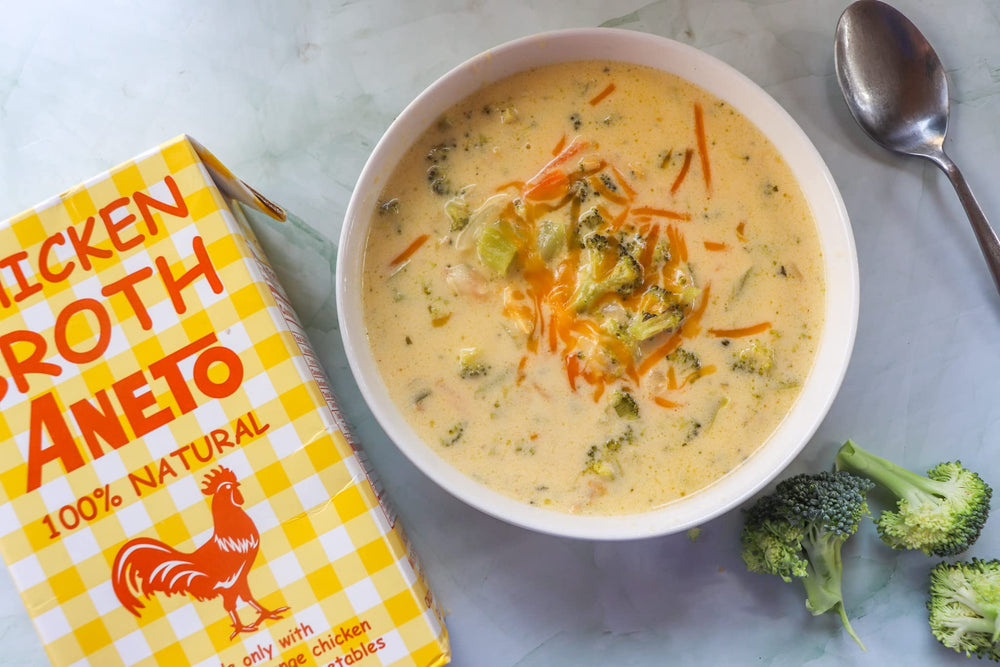 Aneto caldo de pollo con ingredientes frescos visibles para sabor natural