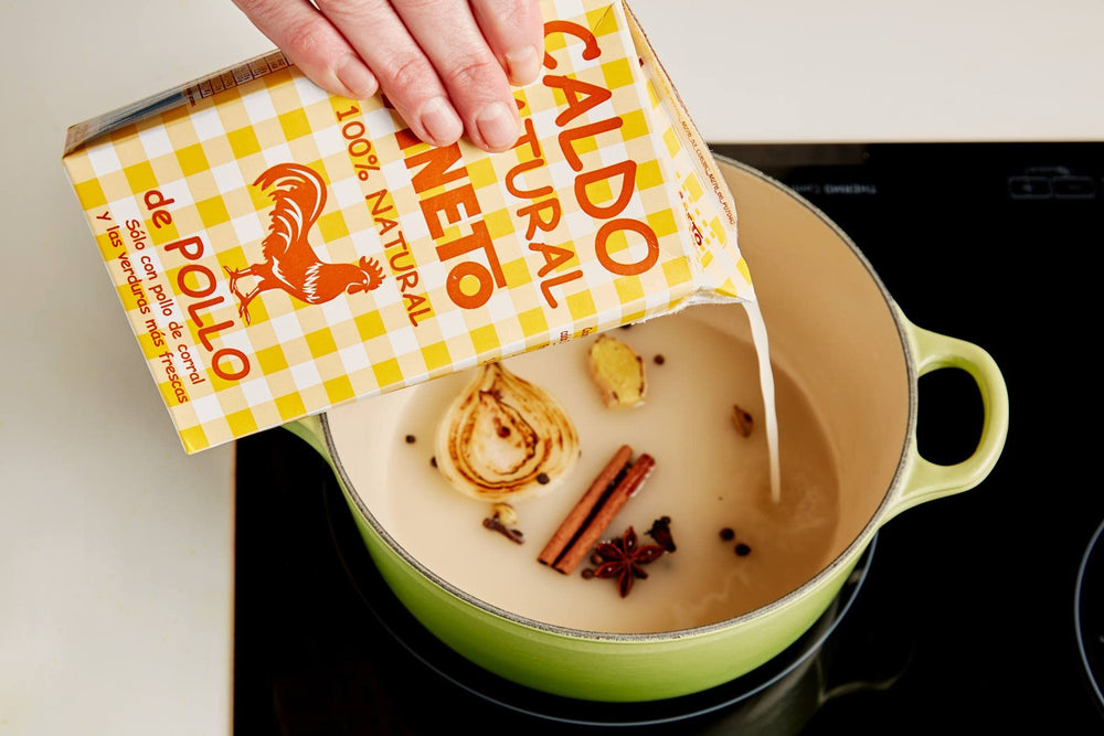 Aneto caldo de pollo vertido en sopa demostrando uso directo y sabor