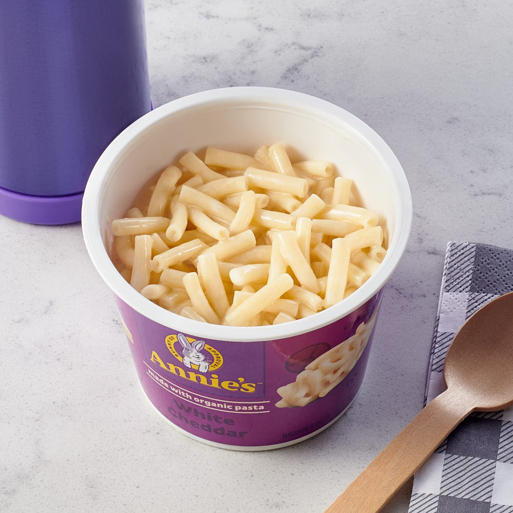 Annie's primer plano de la textura cremosa de macarrones con queso beneficioso