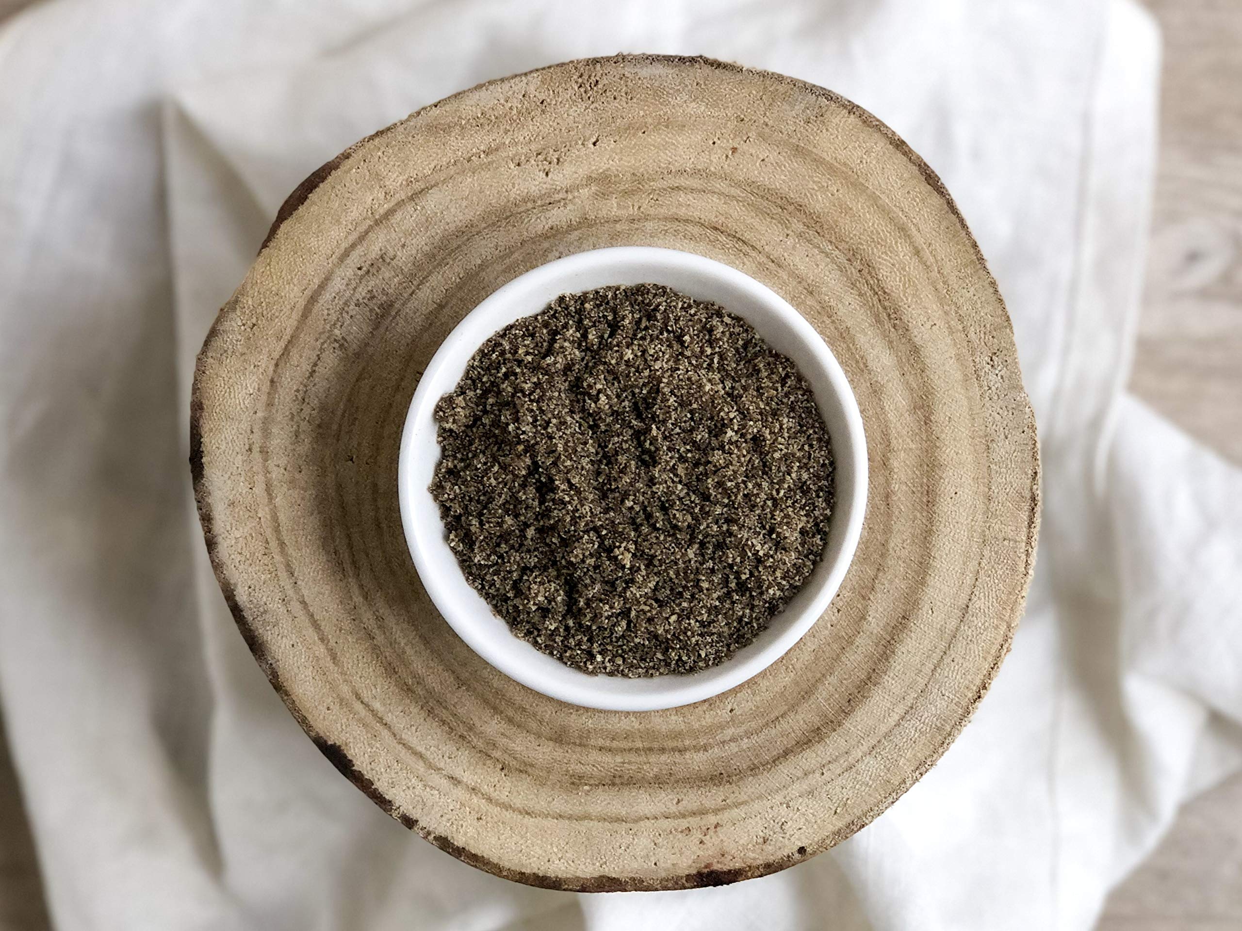 Anthony's comparación de 1 lb de chía molida junto a utensilios para percibir escala