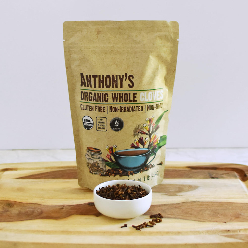 Anthony's clavos en uso en taza de té proporcionando aroma cálido