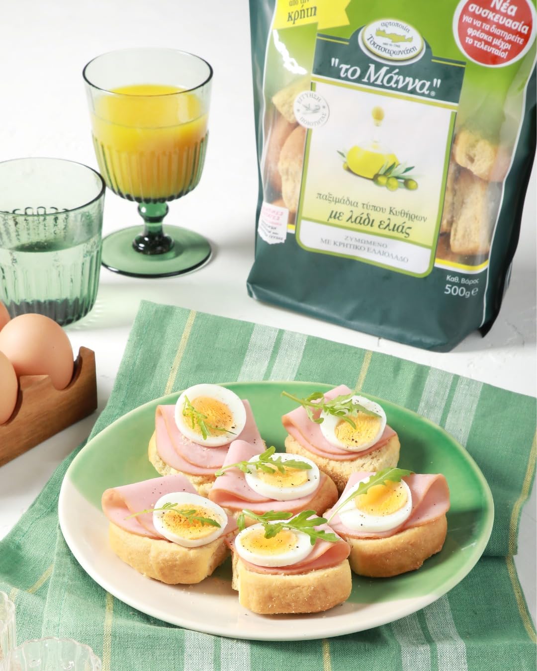 Anti Barking rusks en mano para comparación de tamaño, práctico para servir