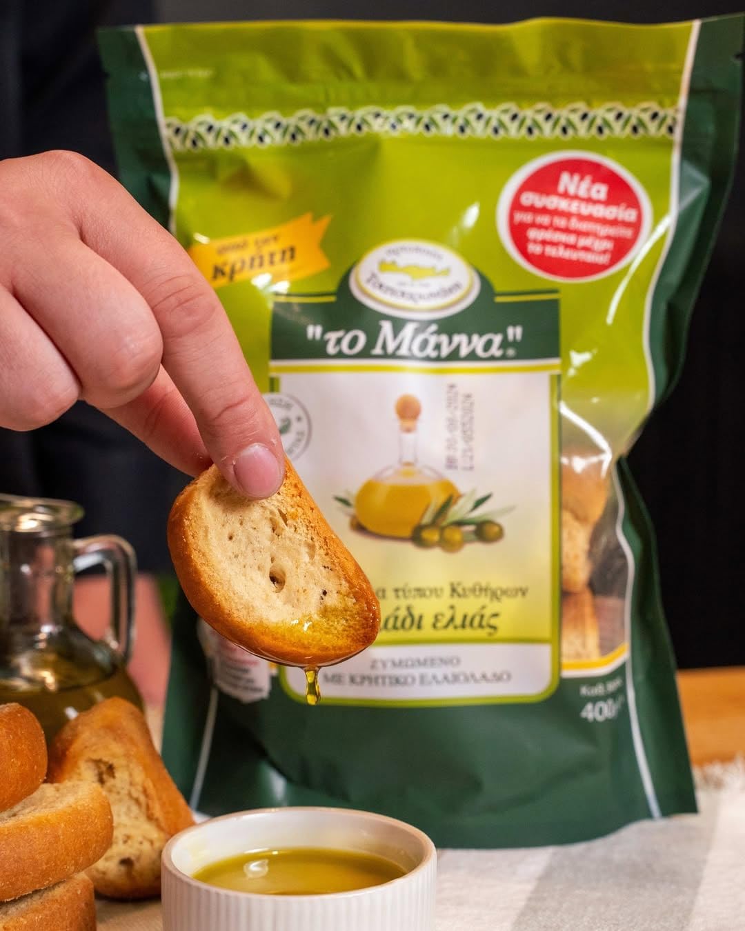 Anti Barking rusks en tabla con feta, combinación sabrosa para aperitivos