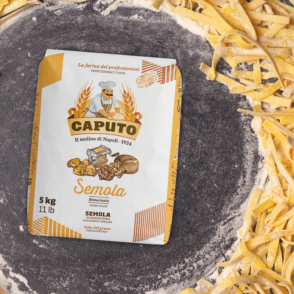 Antimo Caputo masa de pasta en mano mostrando elasticidad y manejo