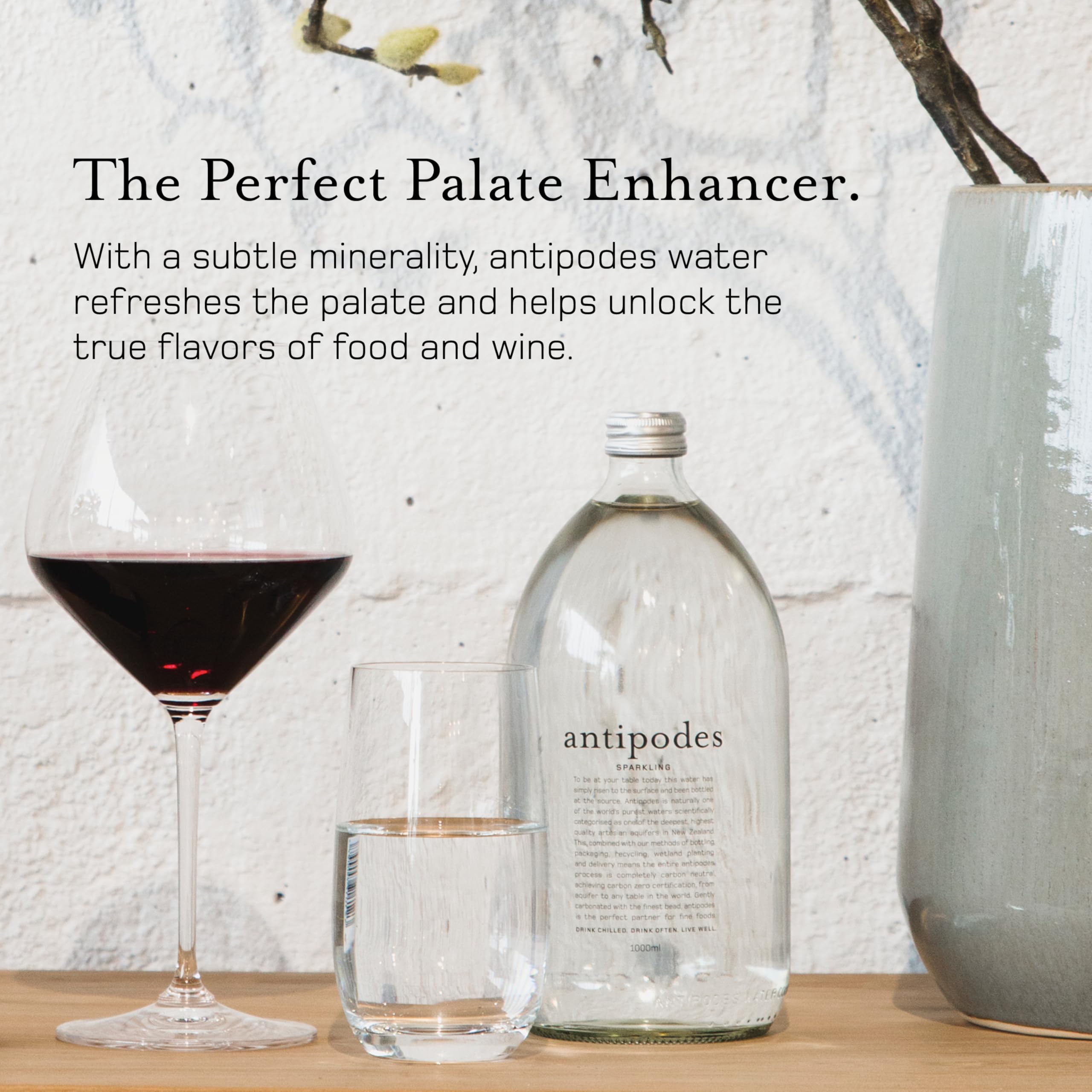 ANTIPODES botella servida junto a platos, realza maridajes gastronómicos
