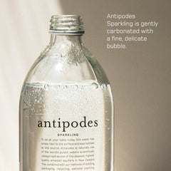 ANTIPODES burbujas finas en agua gasificada, textura sedosa en boca