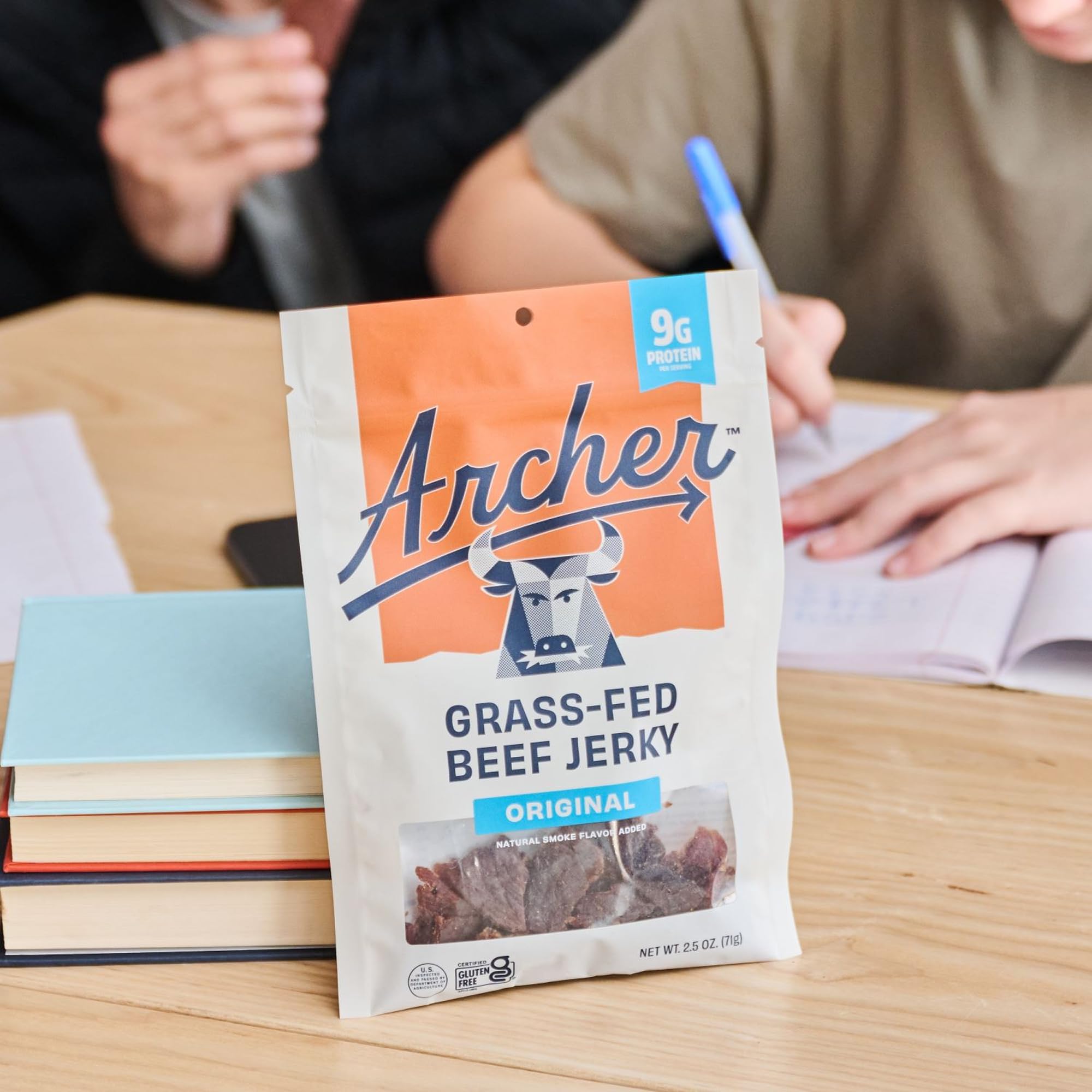 Archer Jerky en escena de camping, snack práctico y portátil para actividades
