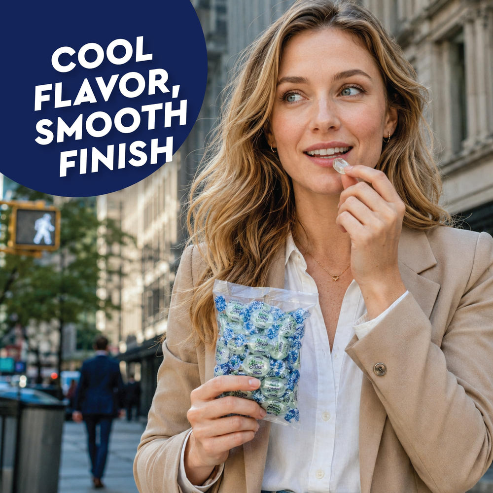 Fusion Sweets And Snacks Arcor mano sostiene caramelo para escala