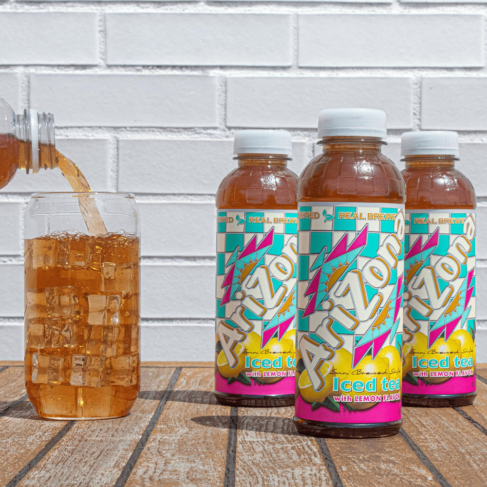 AriZona botellas en un picnic destacando conveniencia y disfrute al aire libre