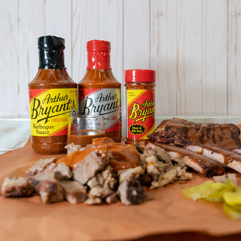 Arthur Bryant's salsa en costillas glaseadas realzando sabor ahumado