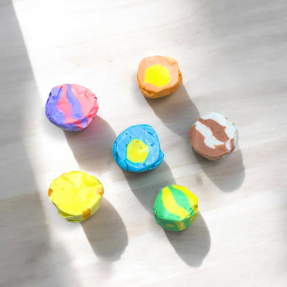 Assortit taffy en mesa de fiesta como opción para bolsas de invitados