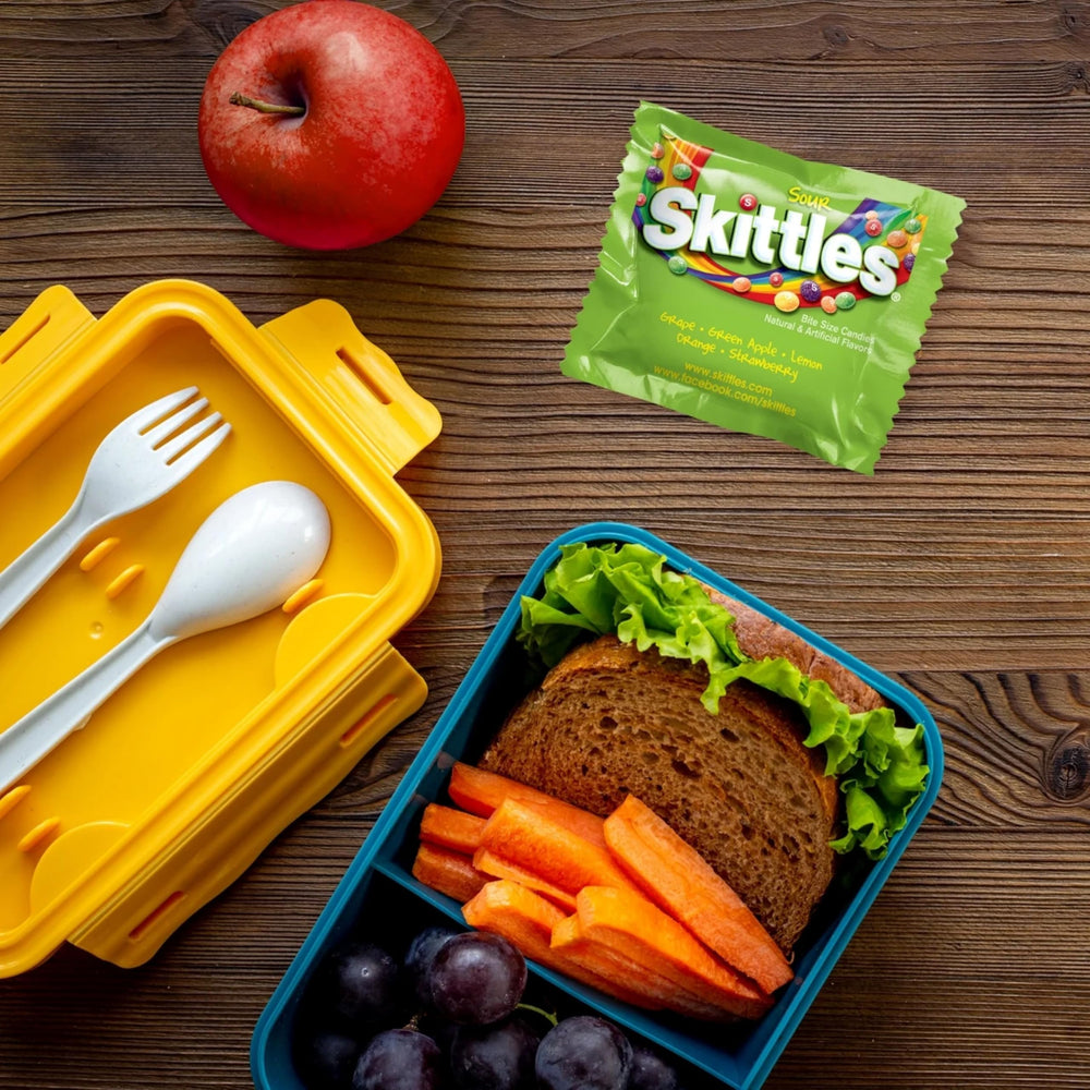 Assortit X Skittles Sour caramelos saliendo de piñata perfecto para fiestas