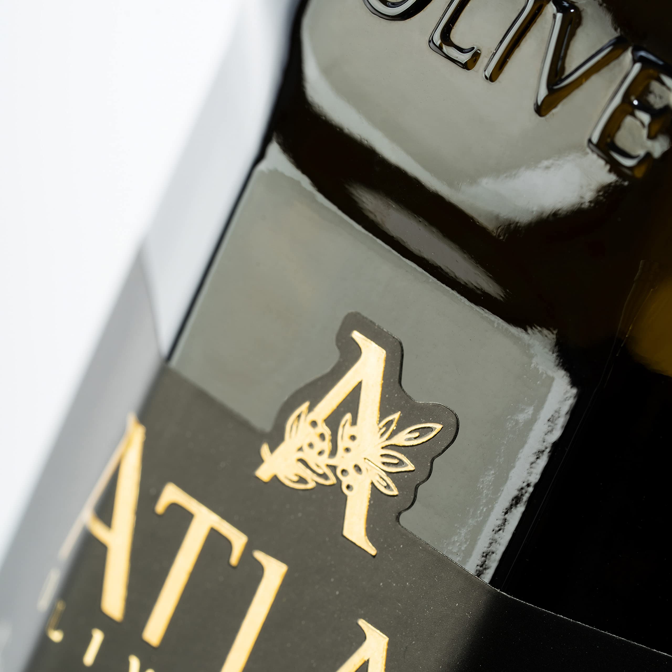 A ATLAS OLIVE OILS aceite vertido sobre ensalada realzando sabor fresco