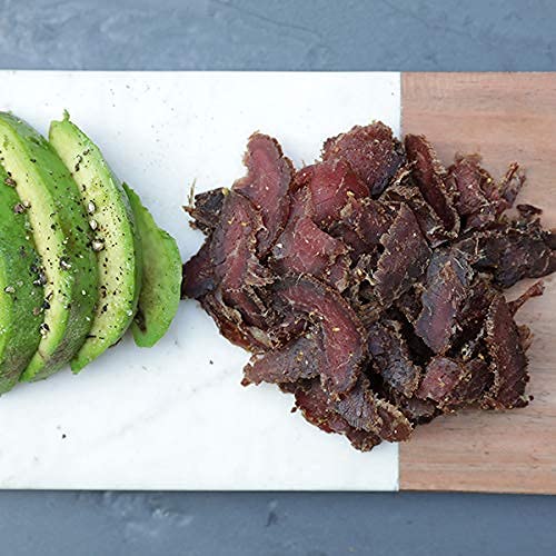 Ayoba biltong junto a moneda para comparar tamaño y cantidad por paquete