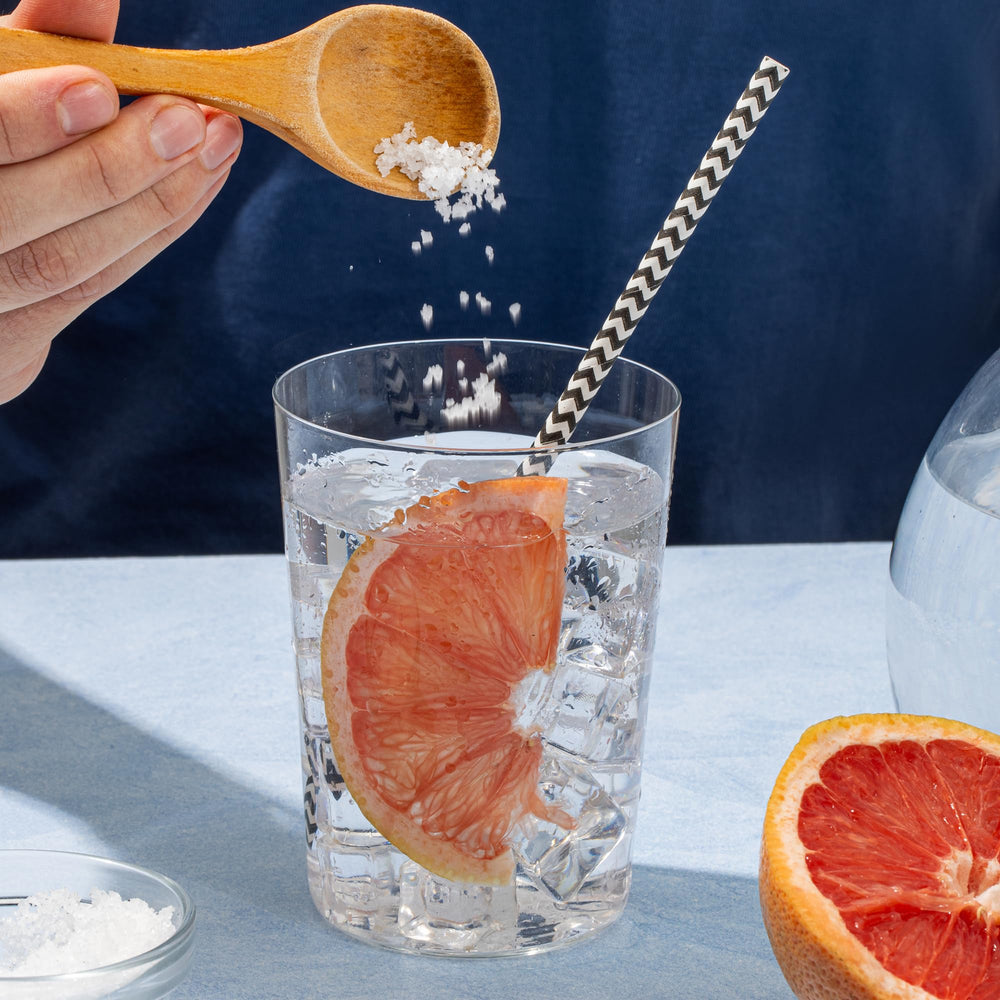 Baha Sea Salt soltar cucharada junto a una regla para escala