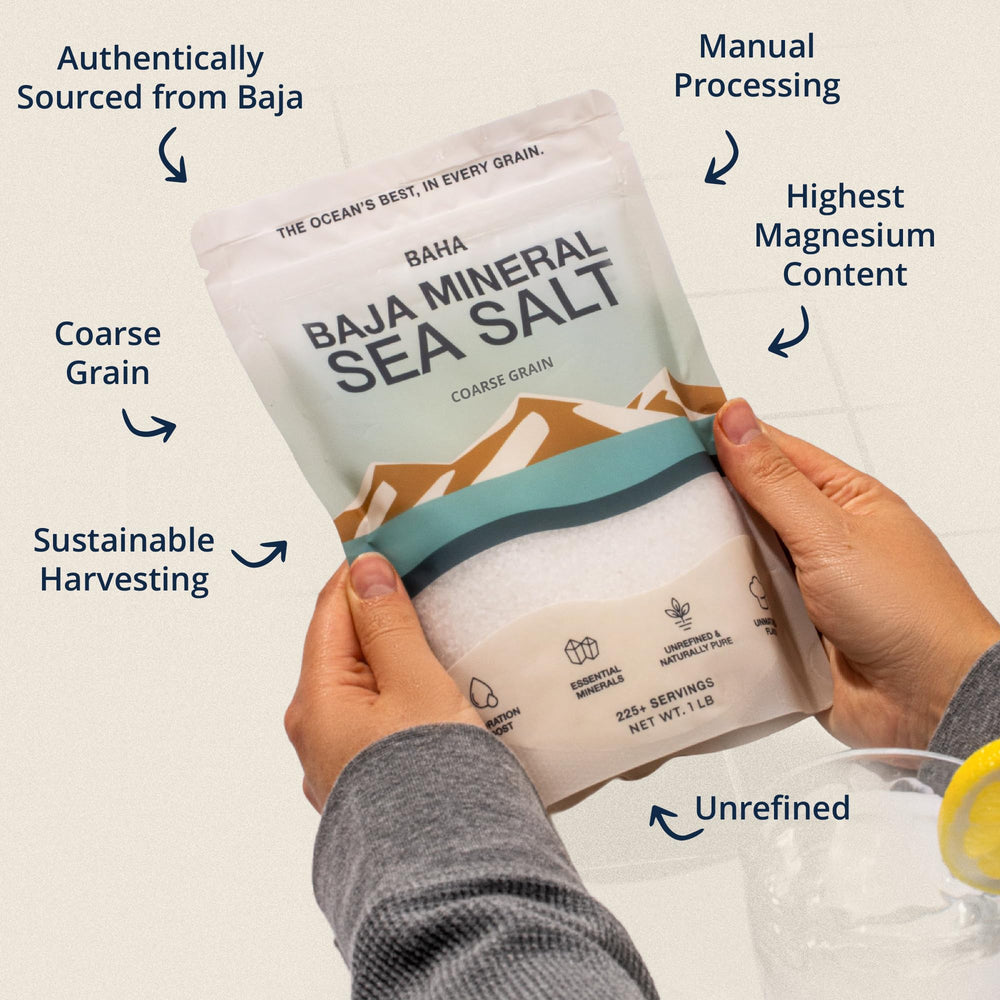 Baha Sea Salt cristal entre dedos mostrando facilidad de trituración