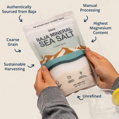 Baha Sea Salt cristal entre dedos mostrando facilidad de trituración