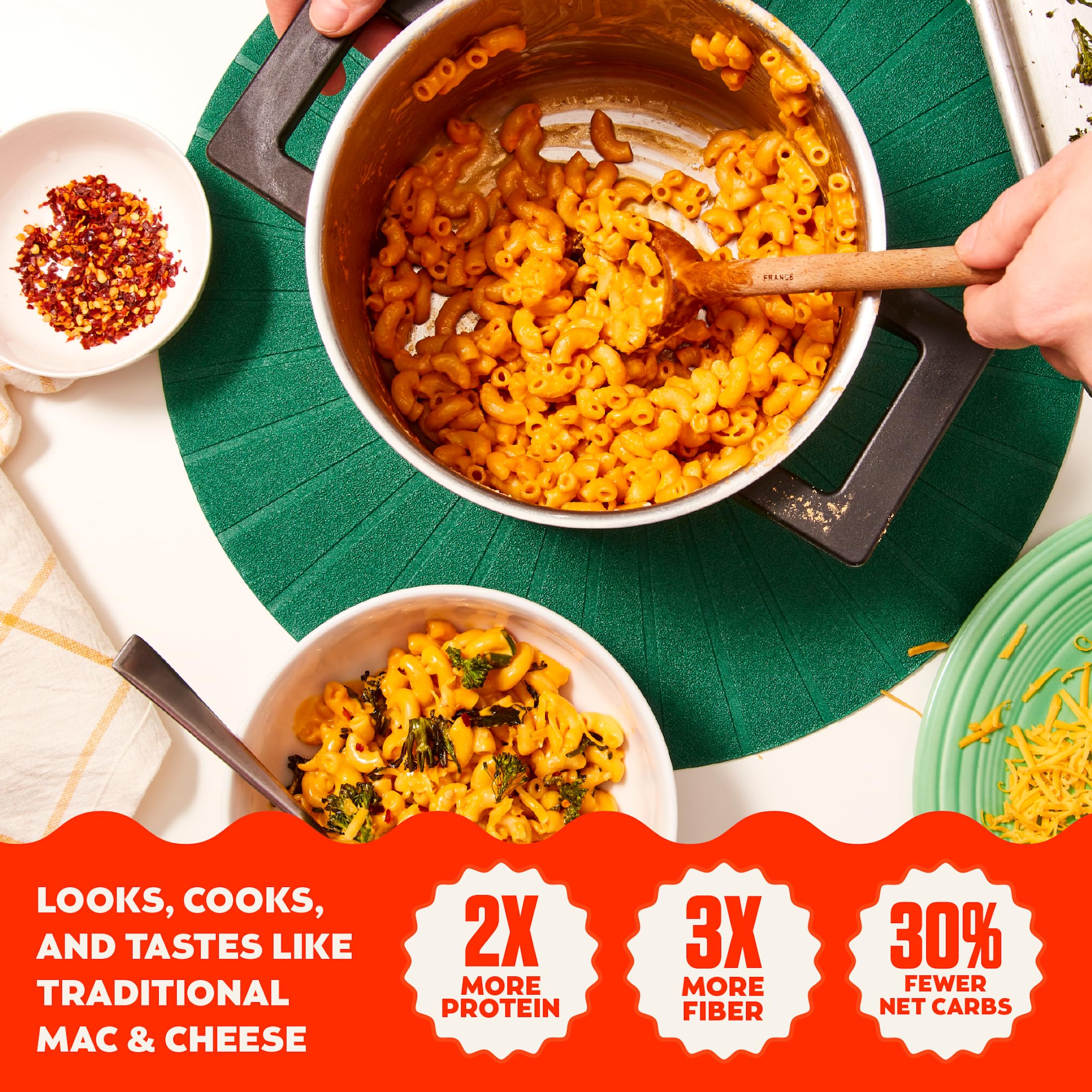 Banza detalle de salsa de cheddar blanco cubriendo pasta, sabor cremoso