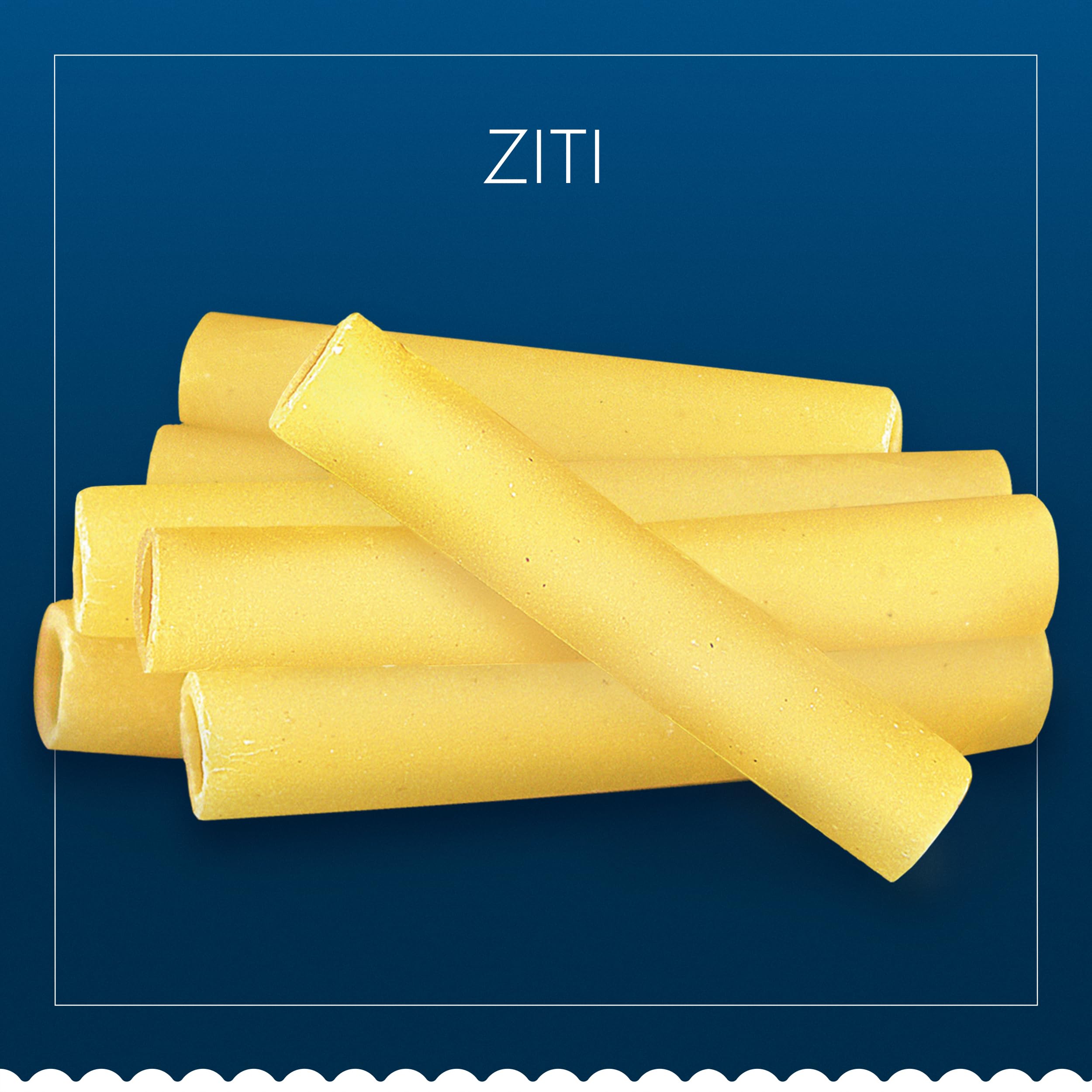 Barilla ziti mano sosteniendo tubos para referencia de tamaño y porción