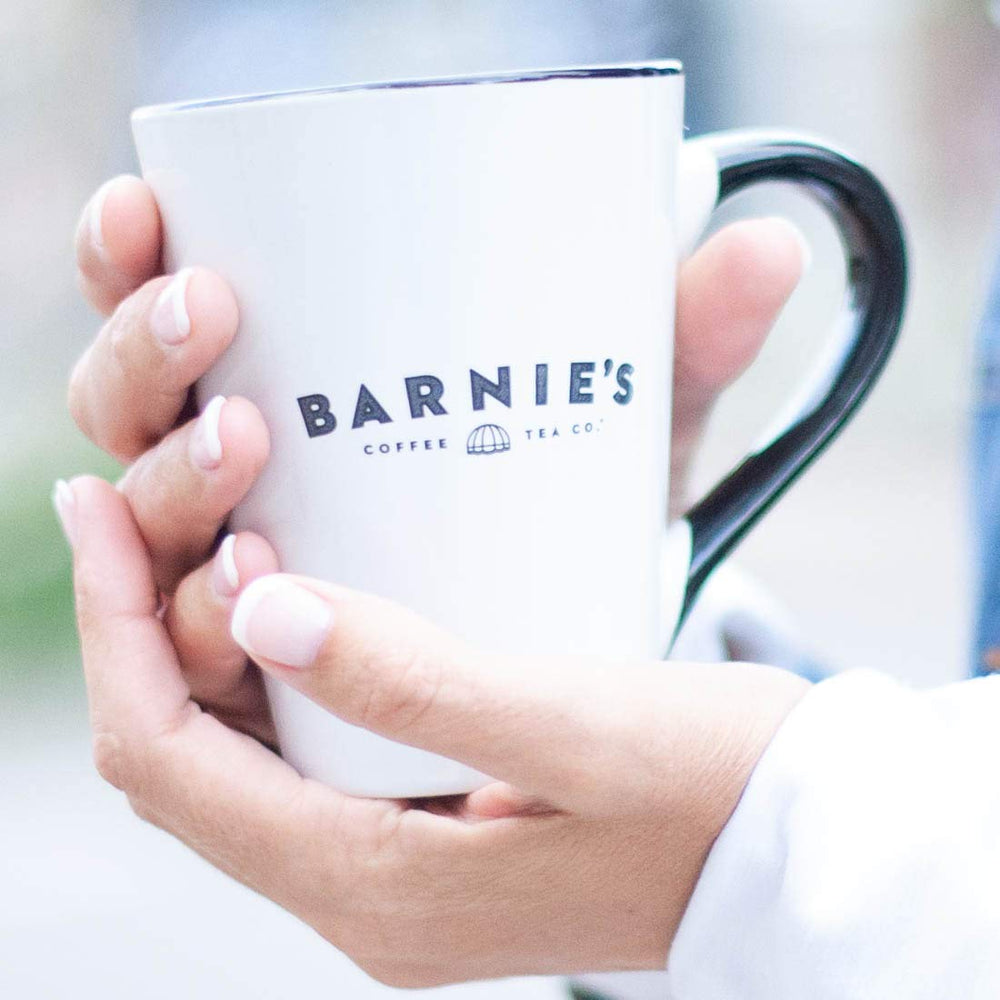 Barnie's Coffee Tea Co. desayuno con taza mostrando versatilidad diaria