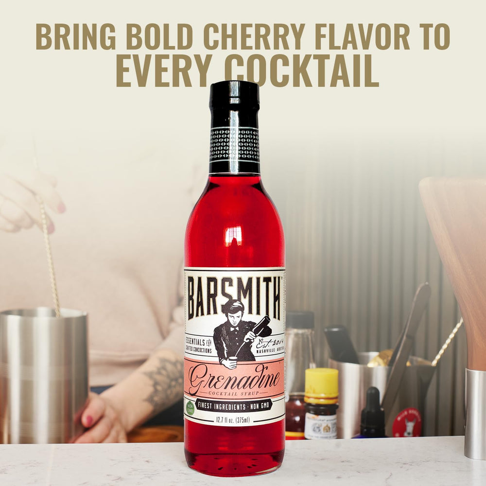 Barsmith vertiendo granadina en copa para realzar color y sabor