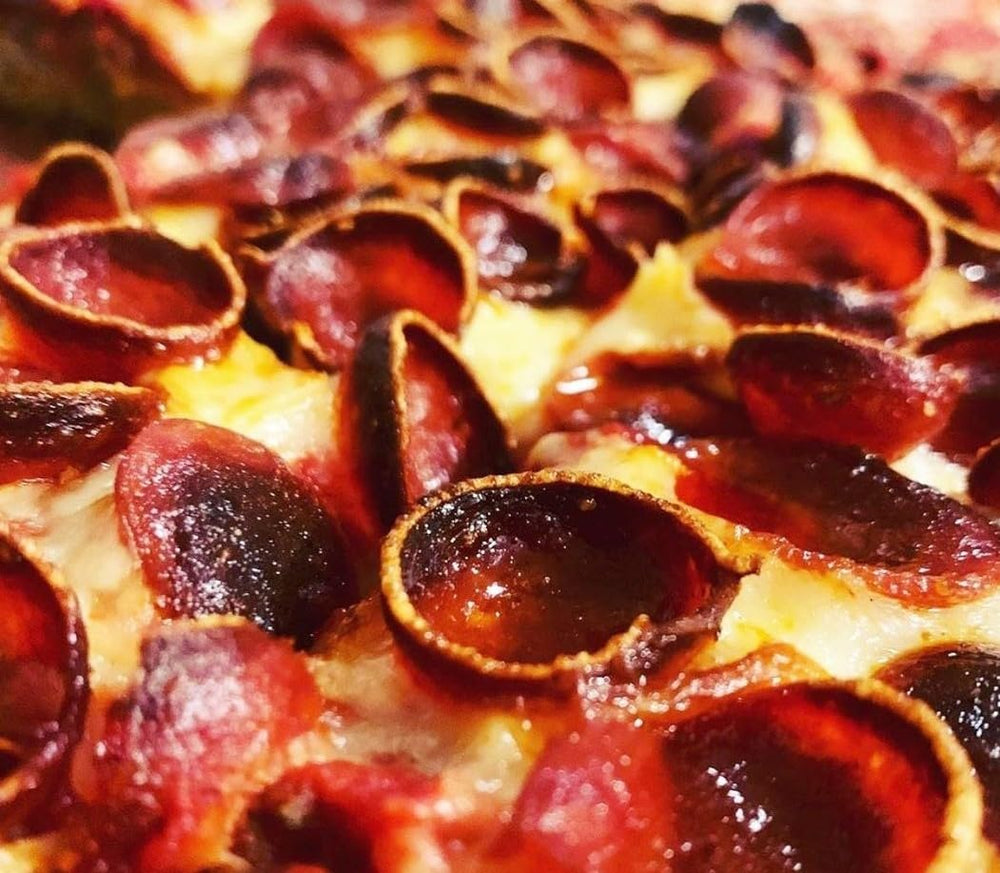 Battistoni rebanadas doradas formando cups crujientes, realzan sabor en pizza