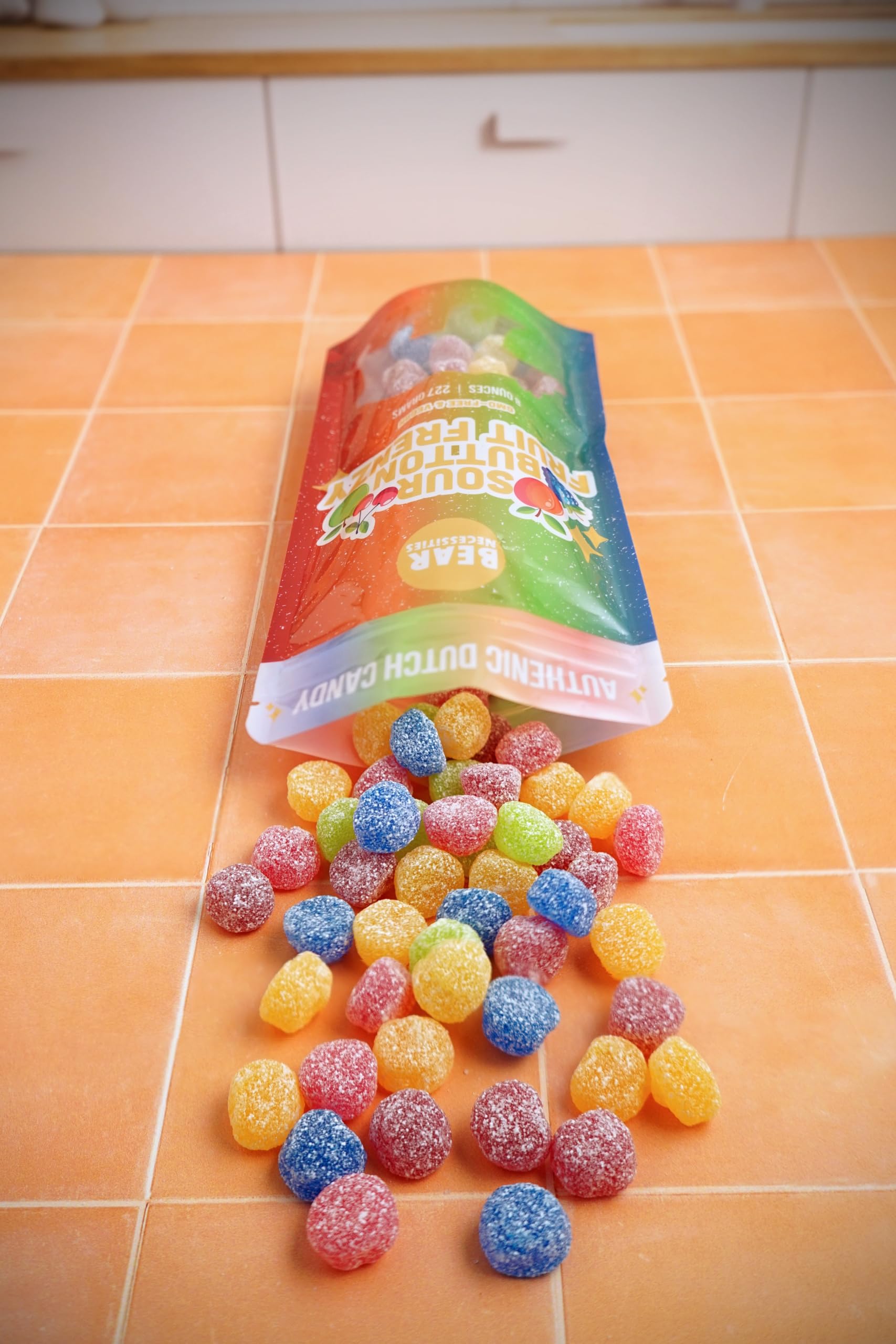 Bear Necessities gomitas en mano para comparar tamaño y volumen del snack práctico