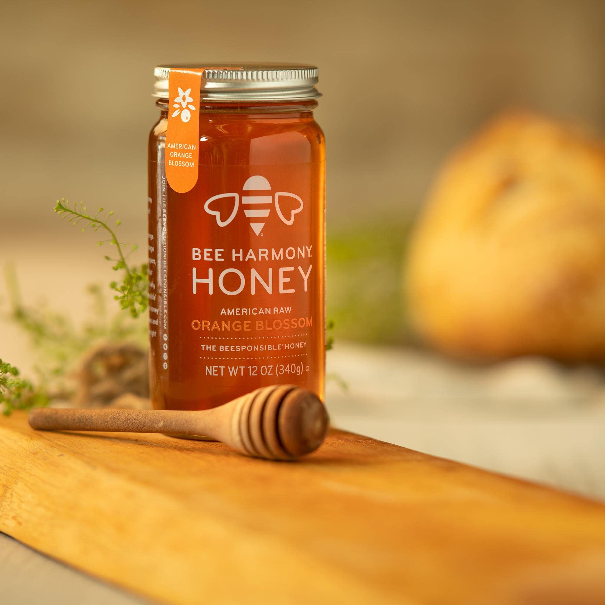 Bee Harmony frasco junto a objetos para comparar tamaño de 12 oz práctico