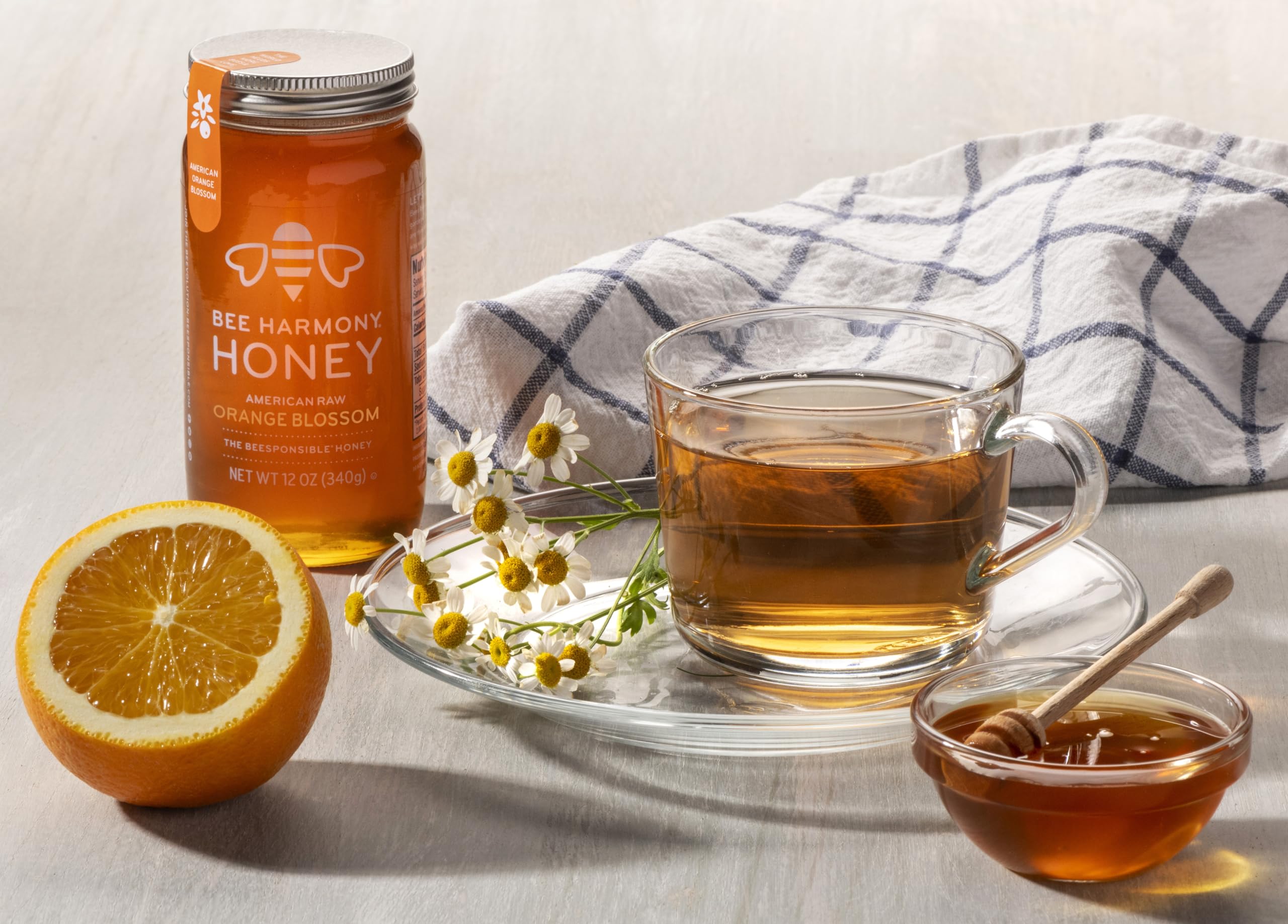 Bee Harmony miel sobre yogur mostrando uso culinario y sabor cítrico