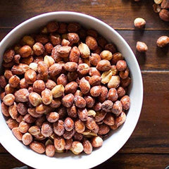 BEER NUTS cacahuetes apilados mostrando textura interior y crujiente