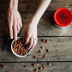 BEER NUTS primer plano de la cobertura roja y crujiente, sabor visible