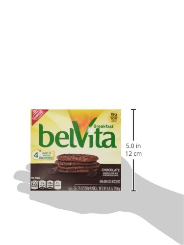 Belvita galletas en mano para comparar tamaño y conveniencia portátil