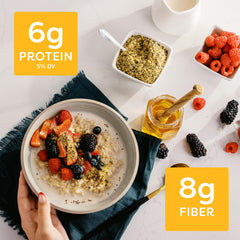 Cucharada de BetterBody Foods Super Seeds midiendo porción rica en fibra y grasas saludables