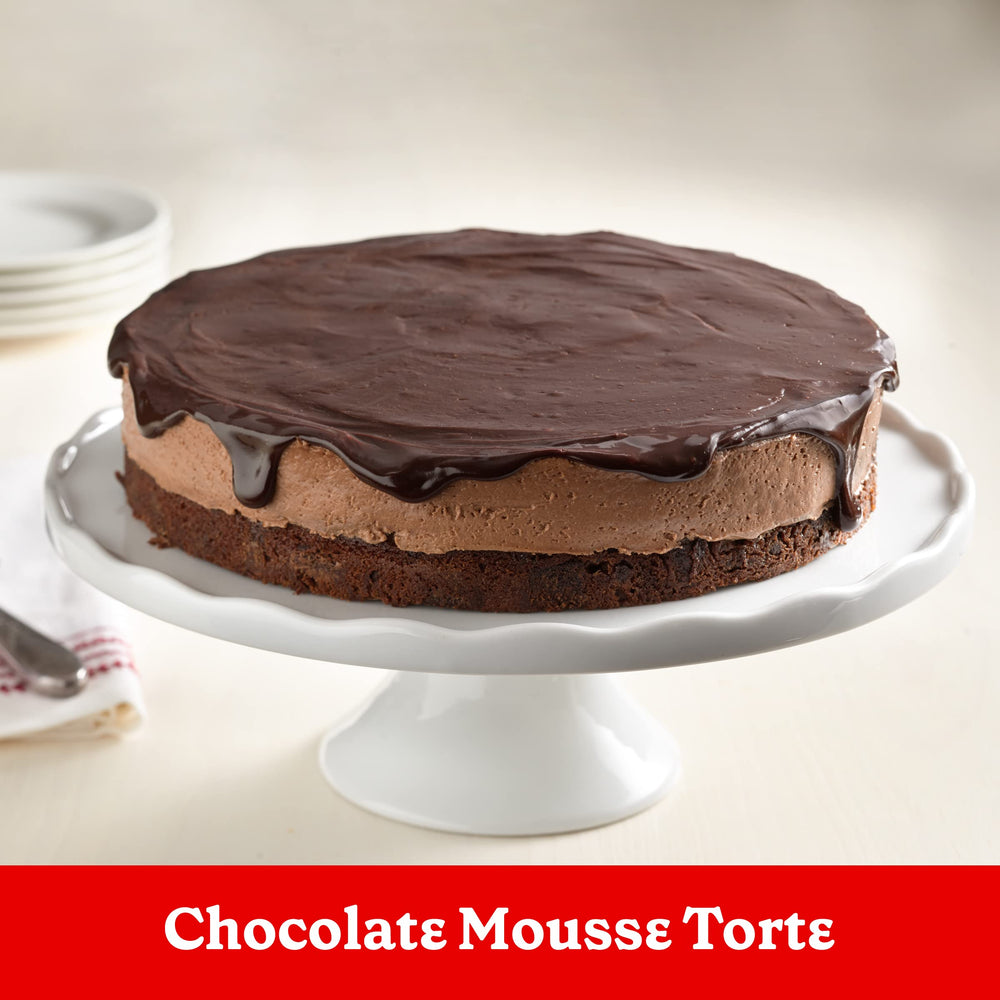 Betty Crocker caja junto a mano para comparar tamaño del paquete