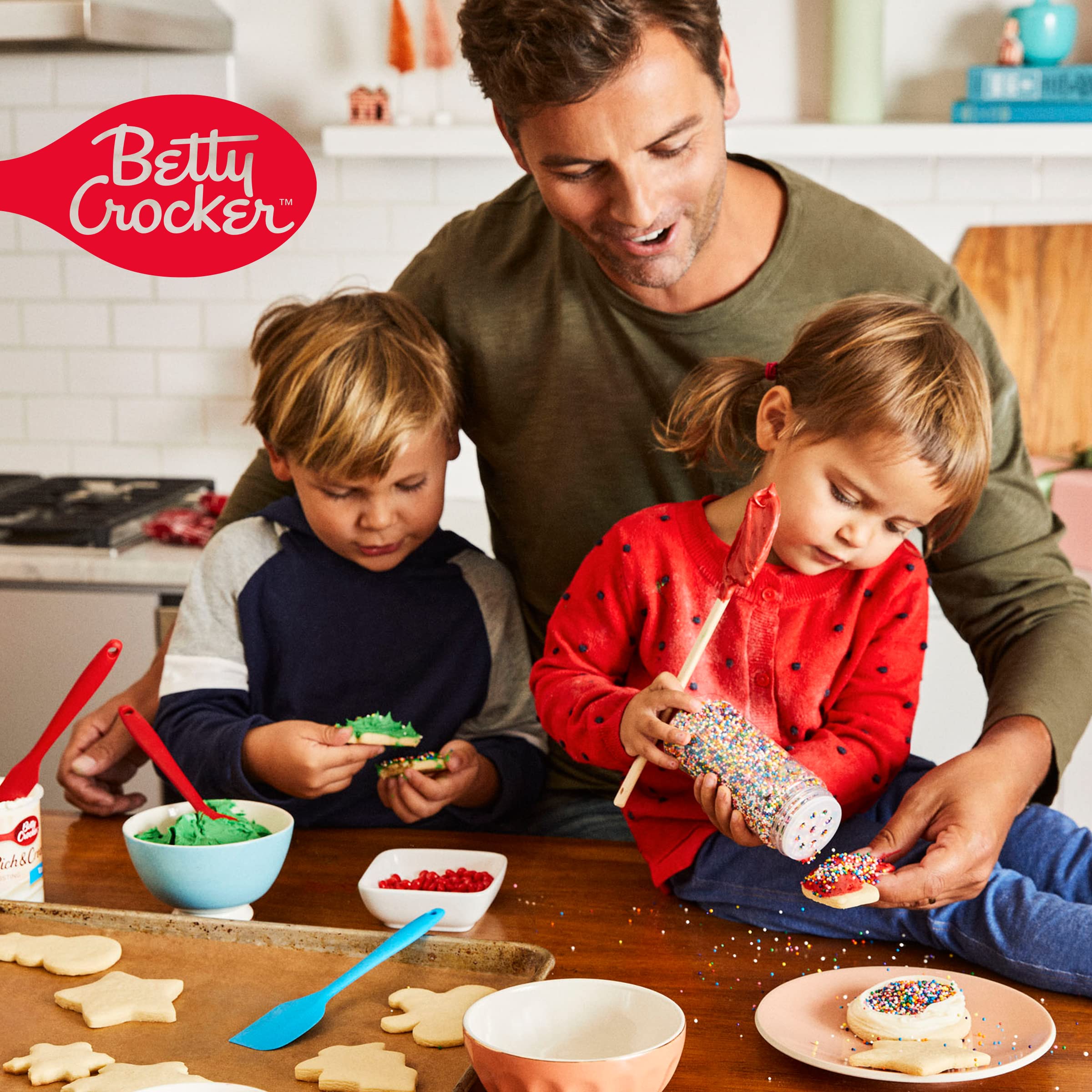 Betty Crocker tamaño de lata junto a una taza para escala práctica