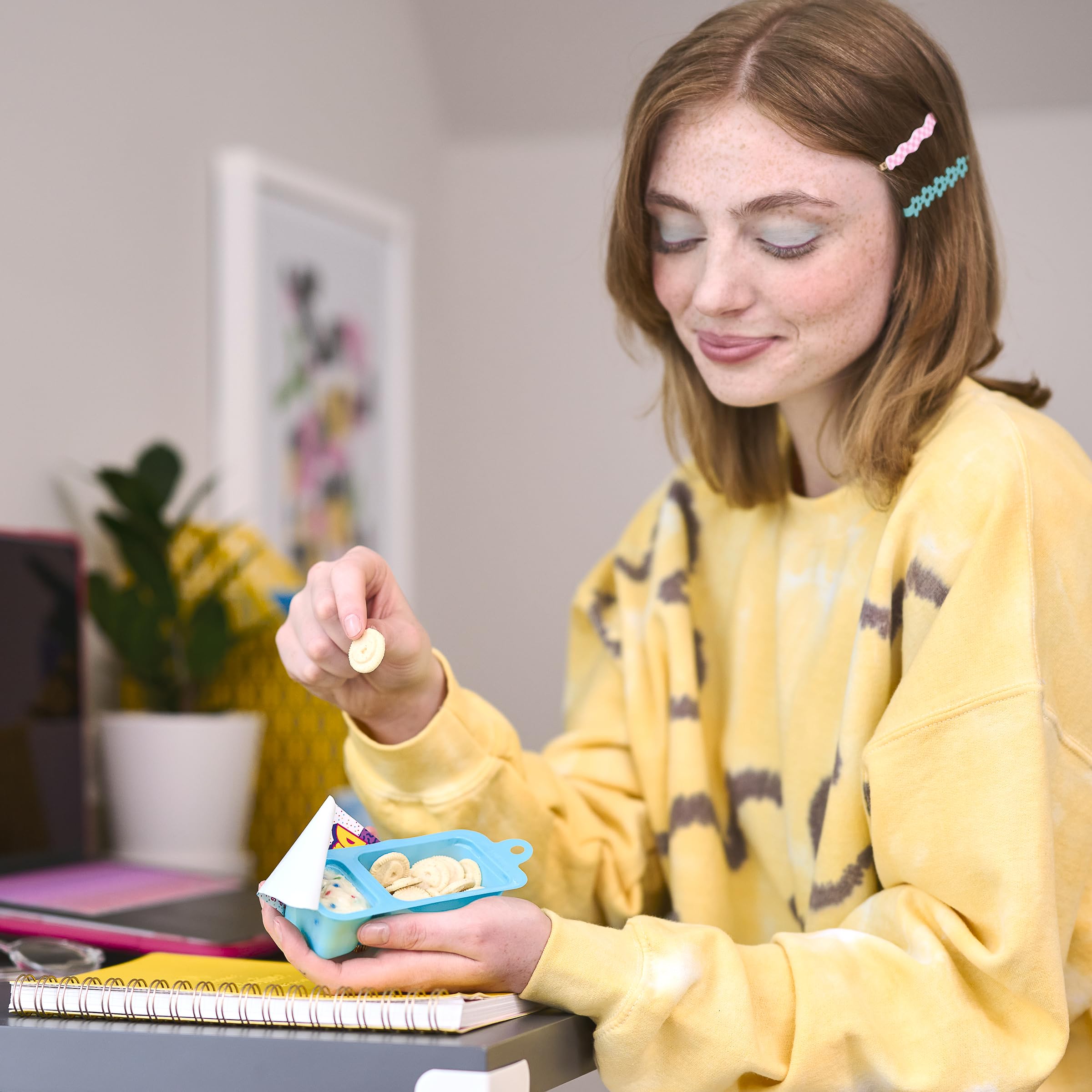 Betty Crocker paquete en mano mostrando tamaño práctico y facilidad de llevar