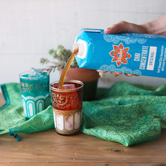 Vaso servido con Bhakti Chai mezclado y espuma, Bhakti Chai listo para beber